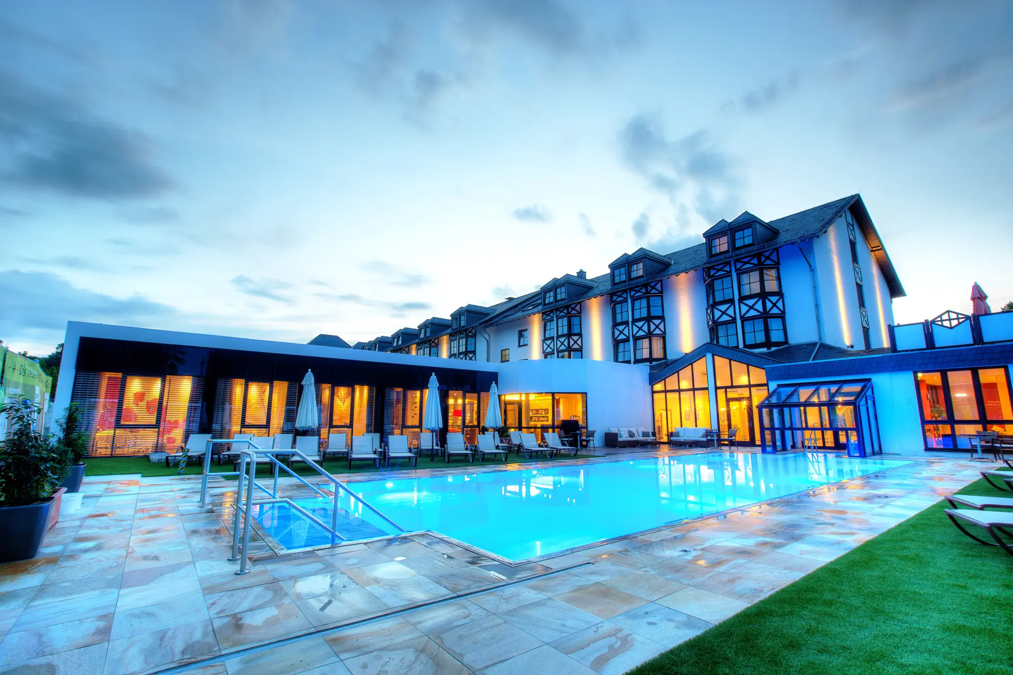 SOONWALD spa Aussenpool Hotel Pool Area