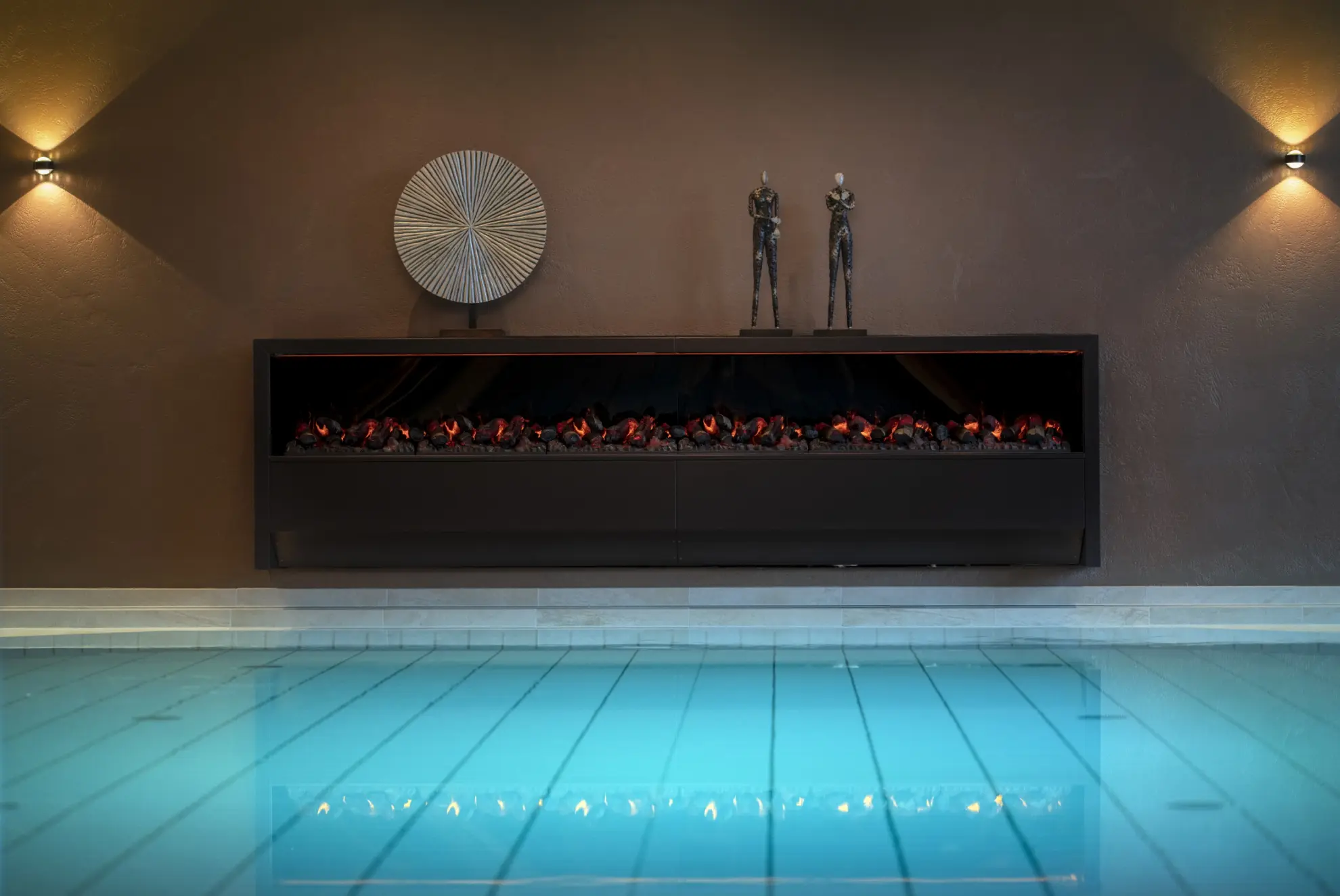 Innenpool Stromberg Spa Kamin mit Dekoelementen