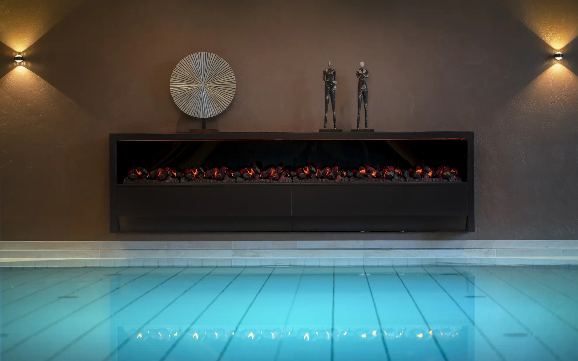 Innenpool Stromberg Spa Kamin mit Dekoelementen