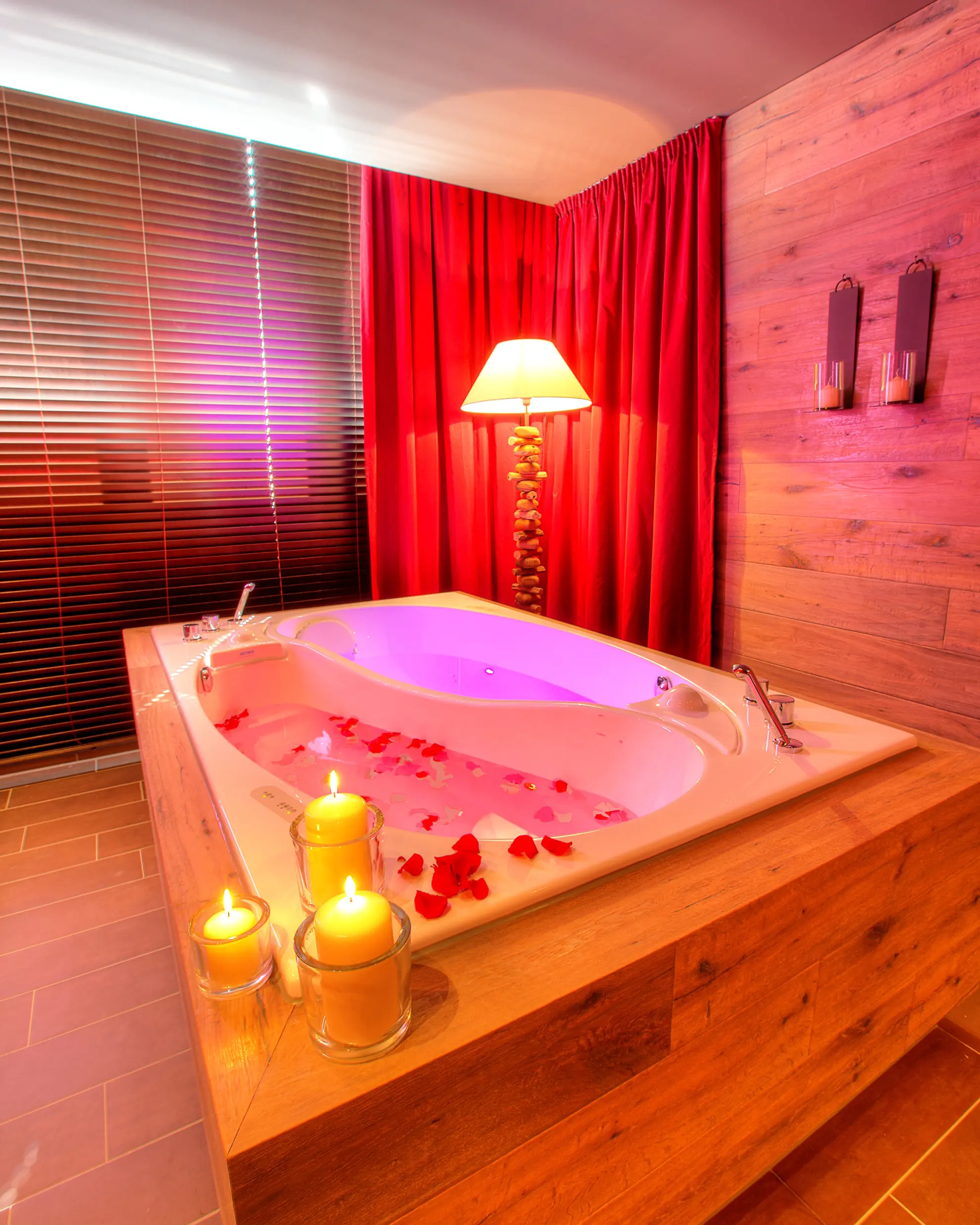 SOONWALD Spa Behandlungskabinen Bad mit beleuchteter Badewanne in Yin Yang Form Bad mit Kerzen und Rosenblaettern