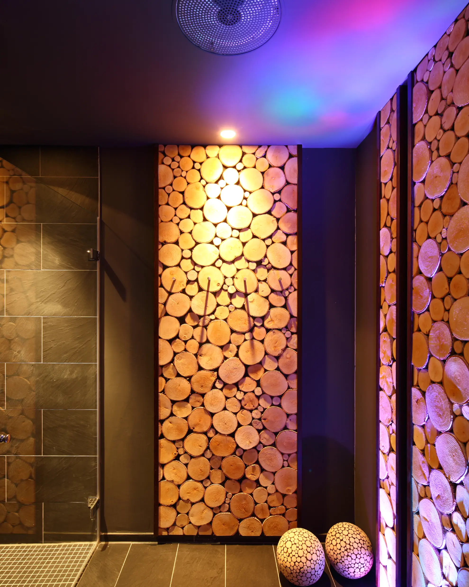SOONWALD Spa Behandlungskabinen Salzvitalraum Holzwand mit Lichteffekten