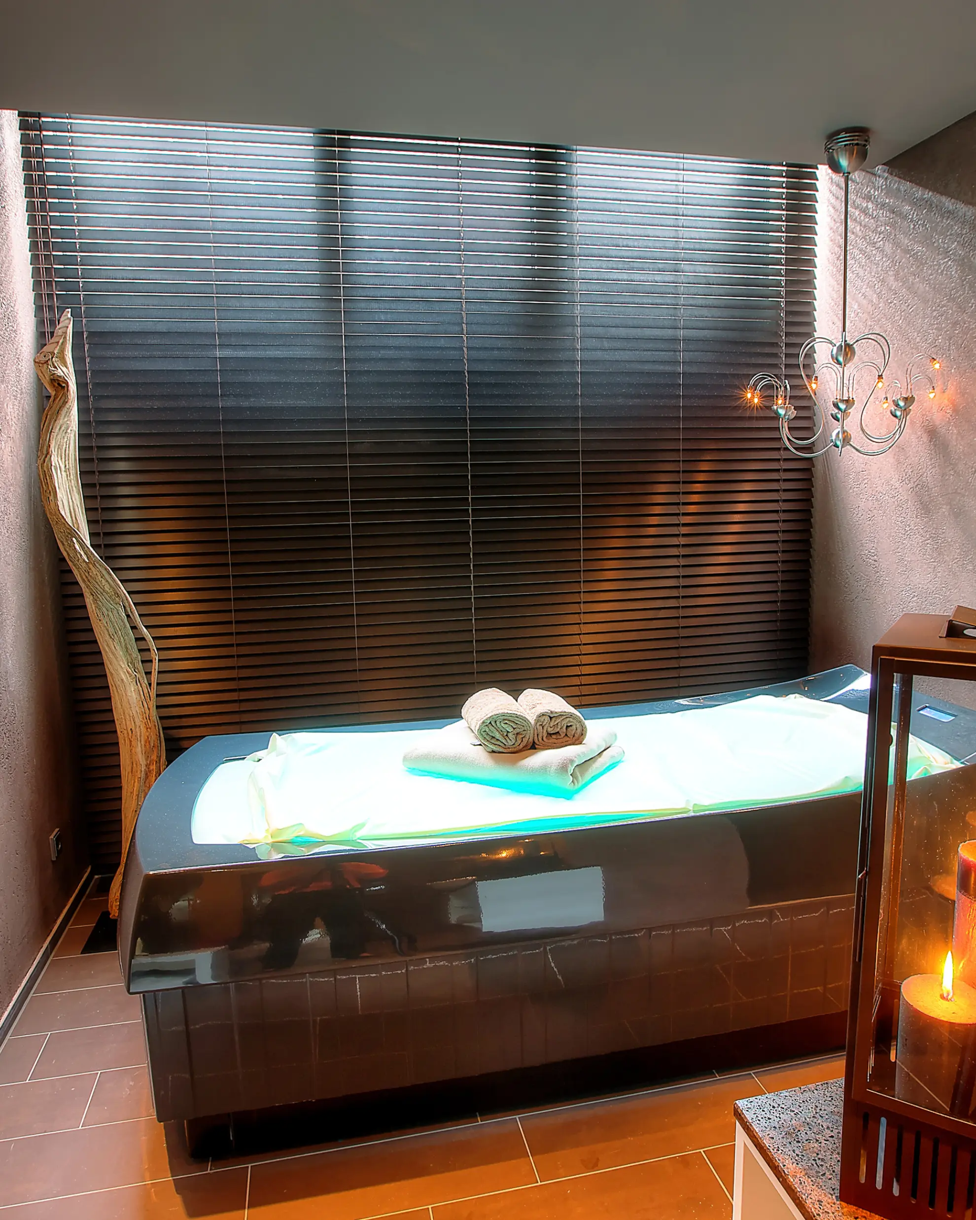 SOONWALD Spa Behandlungskabinen Soft Pack Liege mit Kerzen