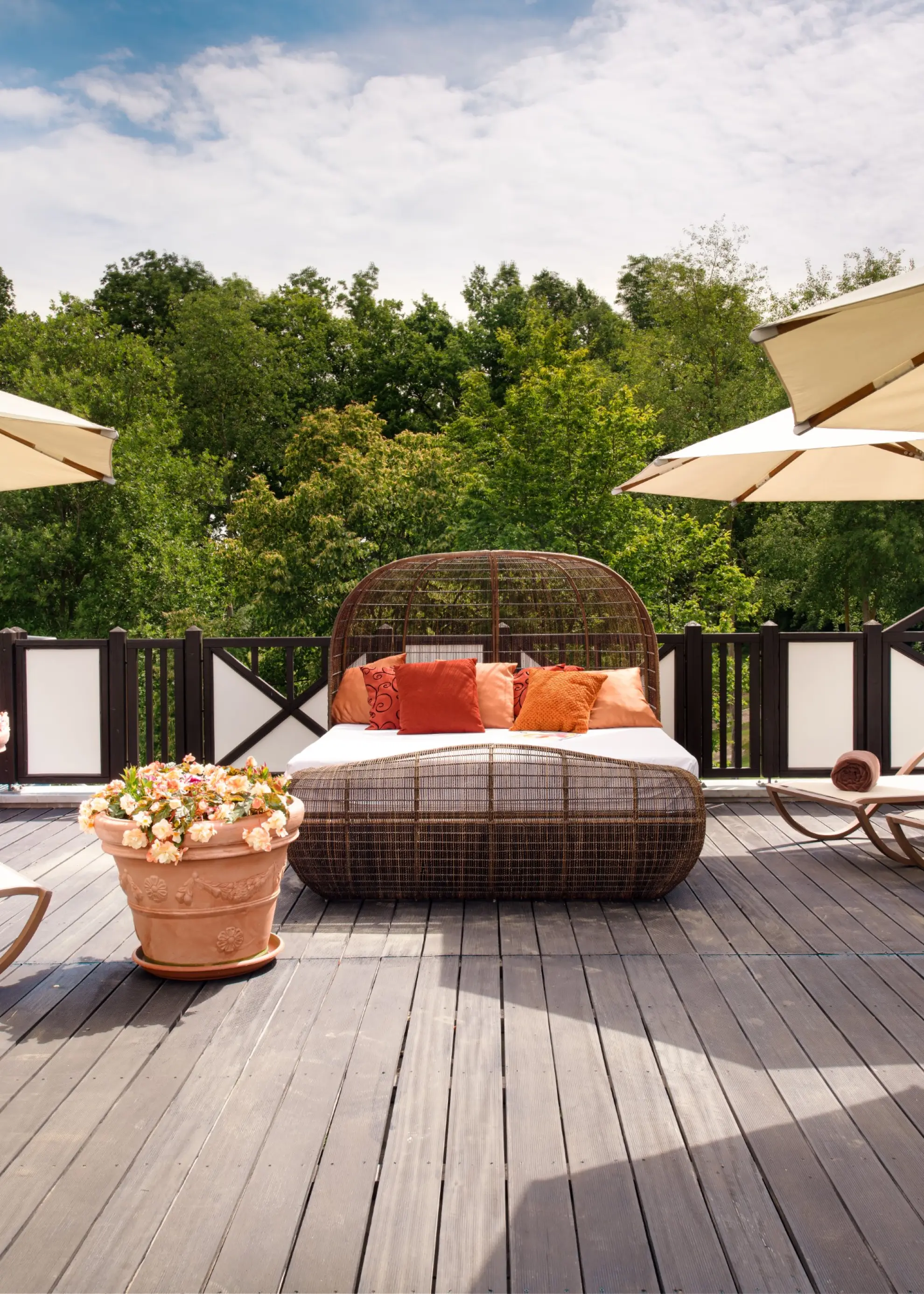 SOONWALD spa Sauna Sonnenterrasse mit Liegestuehlen 1