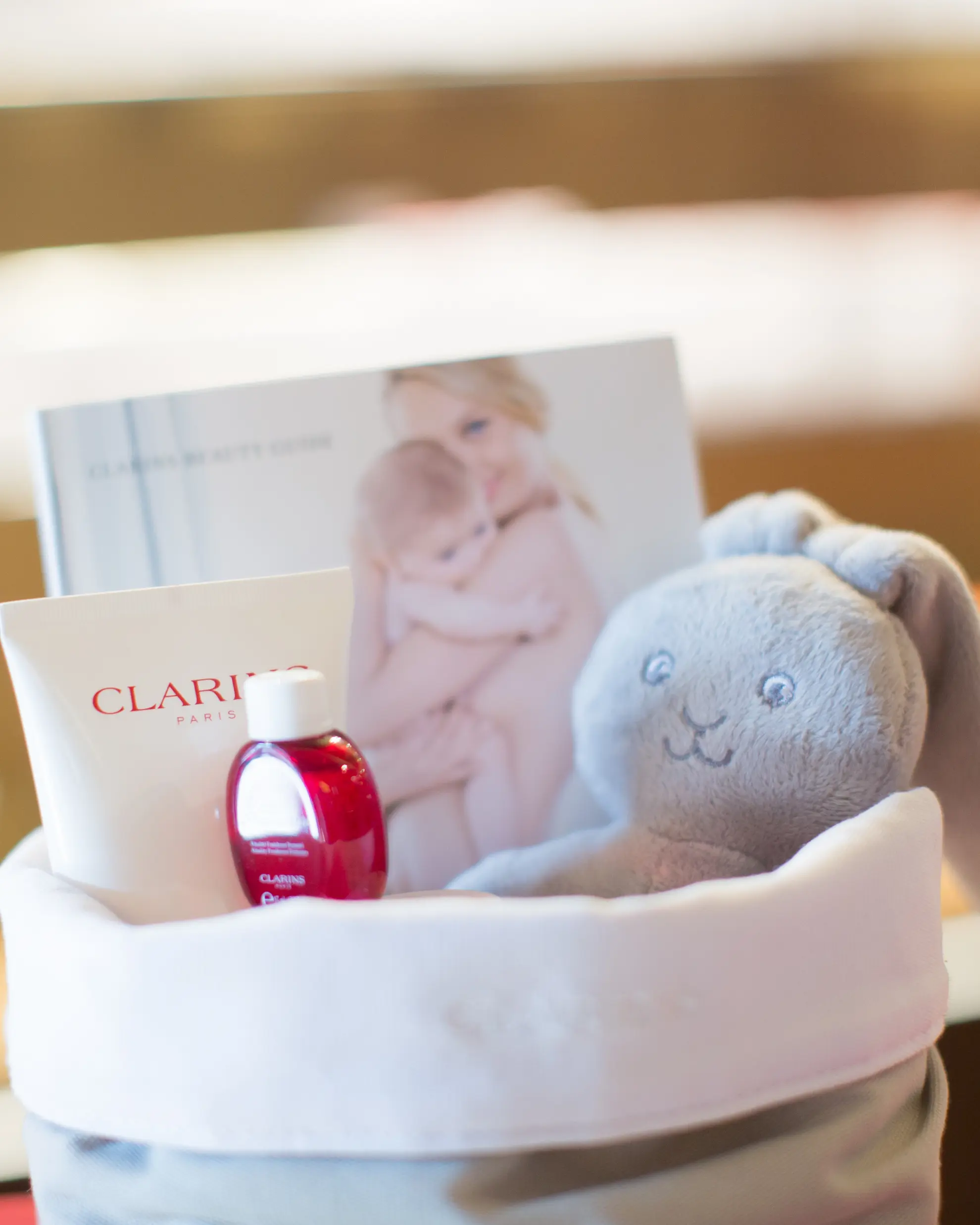 SOONWALD spa Clarins Produkte im Korb