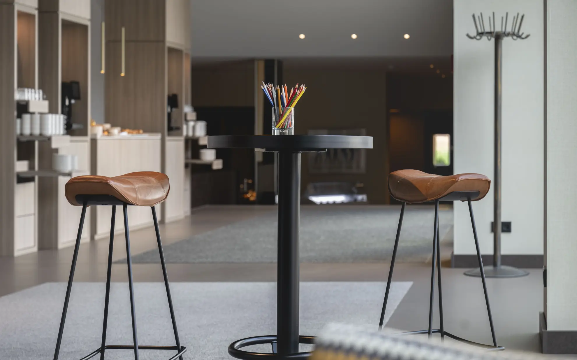 Barhocker und Tisch 5
