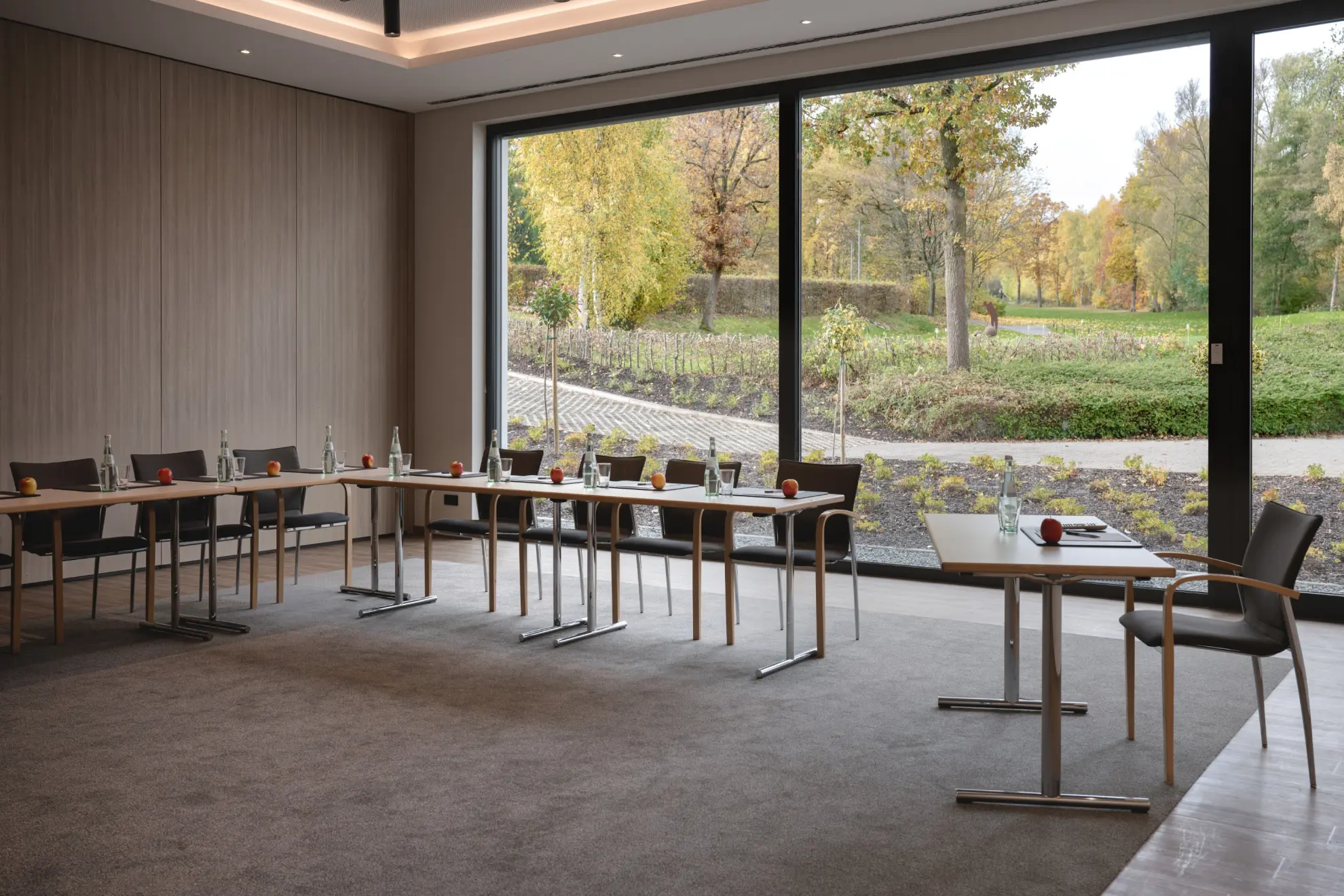 Konferenzraum mit Blick auf Park