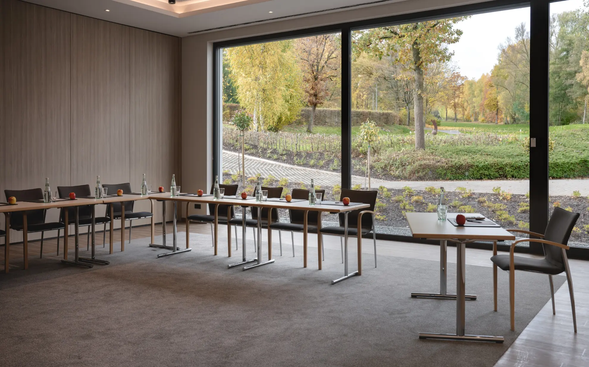 Konferenzraum mit Blick auf Park