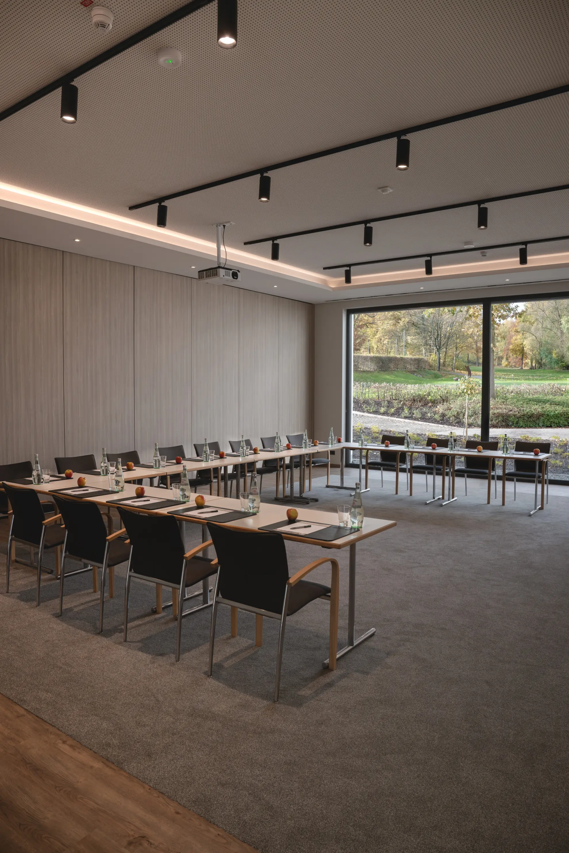 Konferenzraum mit Tischen
