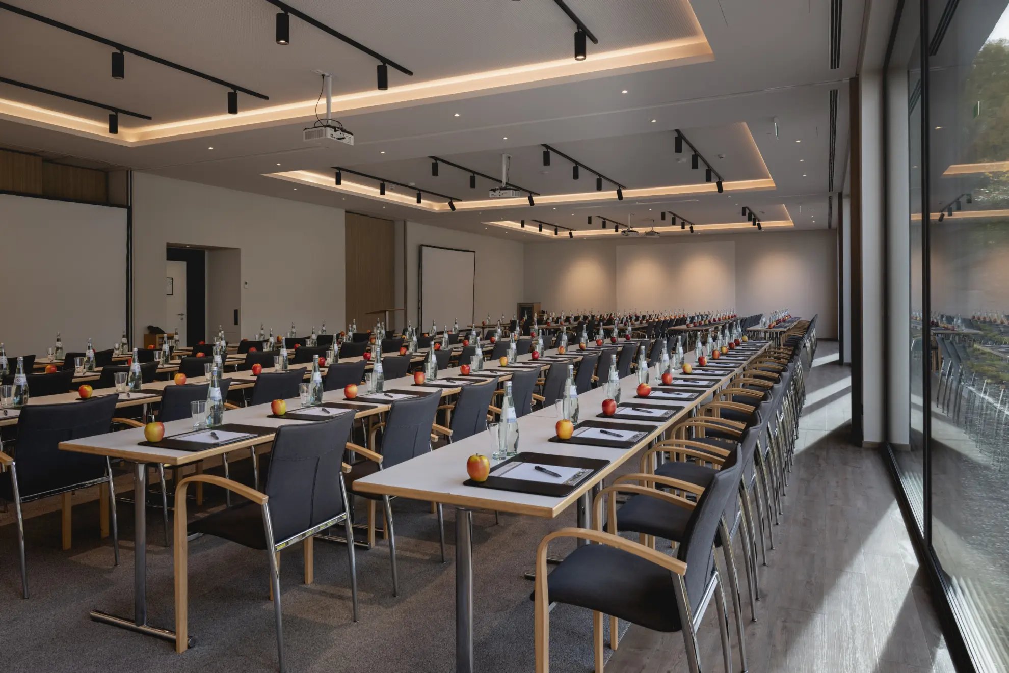 Konferenzraum mit Tischen 18