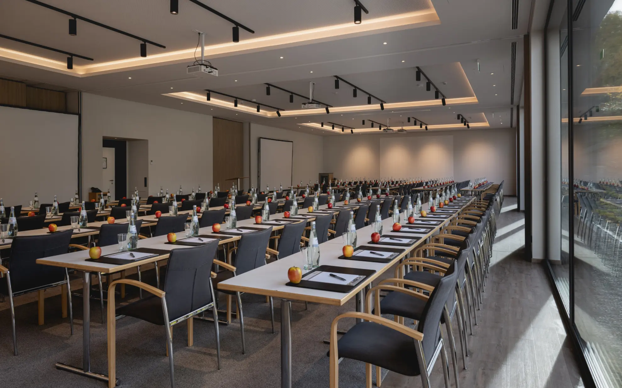 Konferenzraum mit Tischen 18