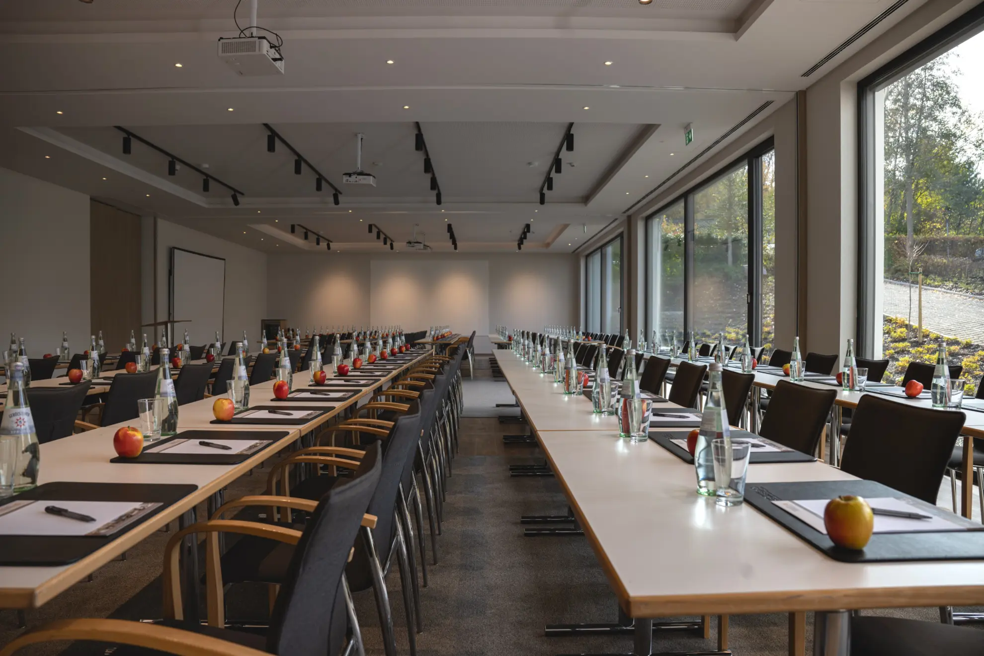 Konferenzraum mit Tischen 21