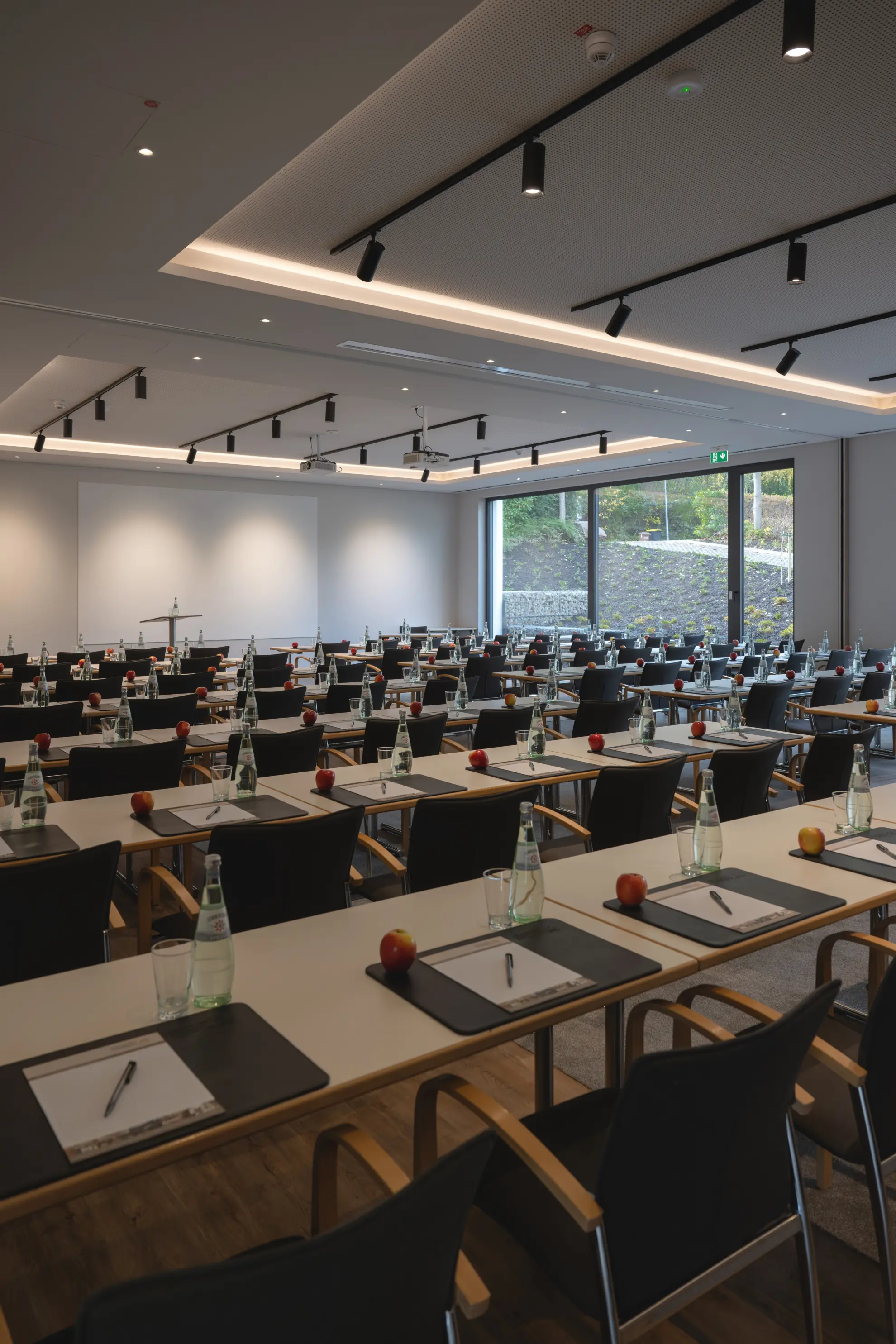 Konferenzraum mit Tischen 6