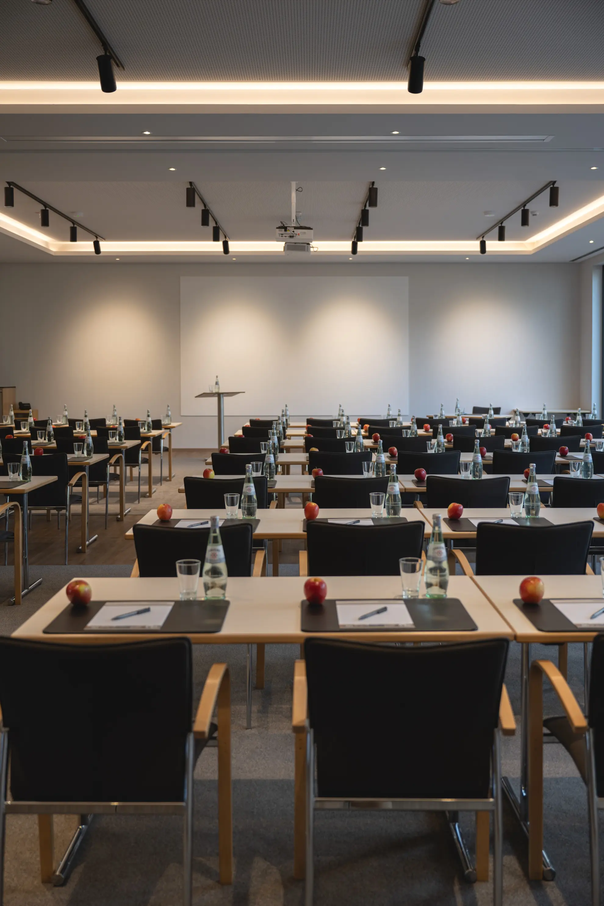 Konferenzraum mit Tischen 8