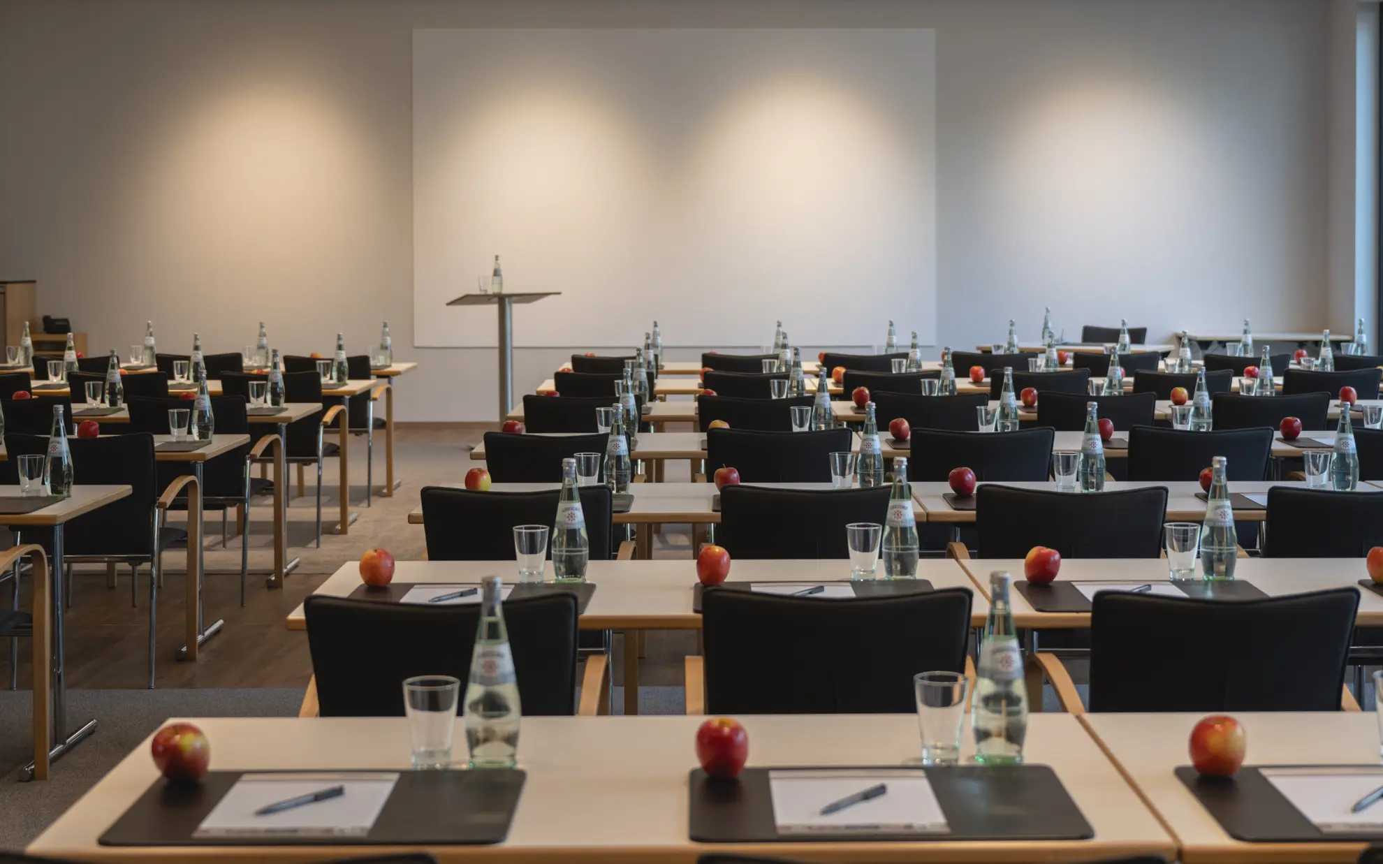 Konferenzraum mit Tischen 8