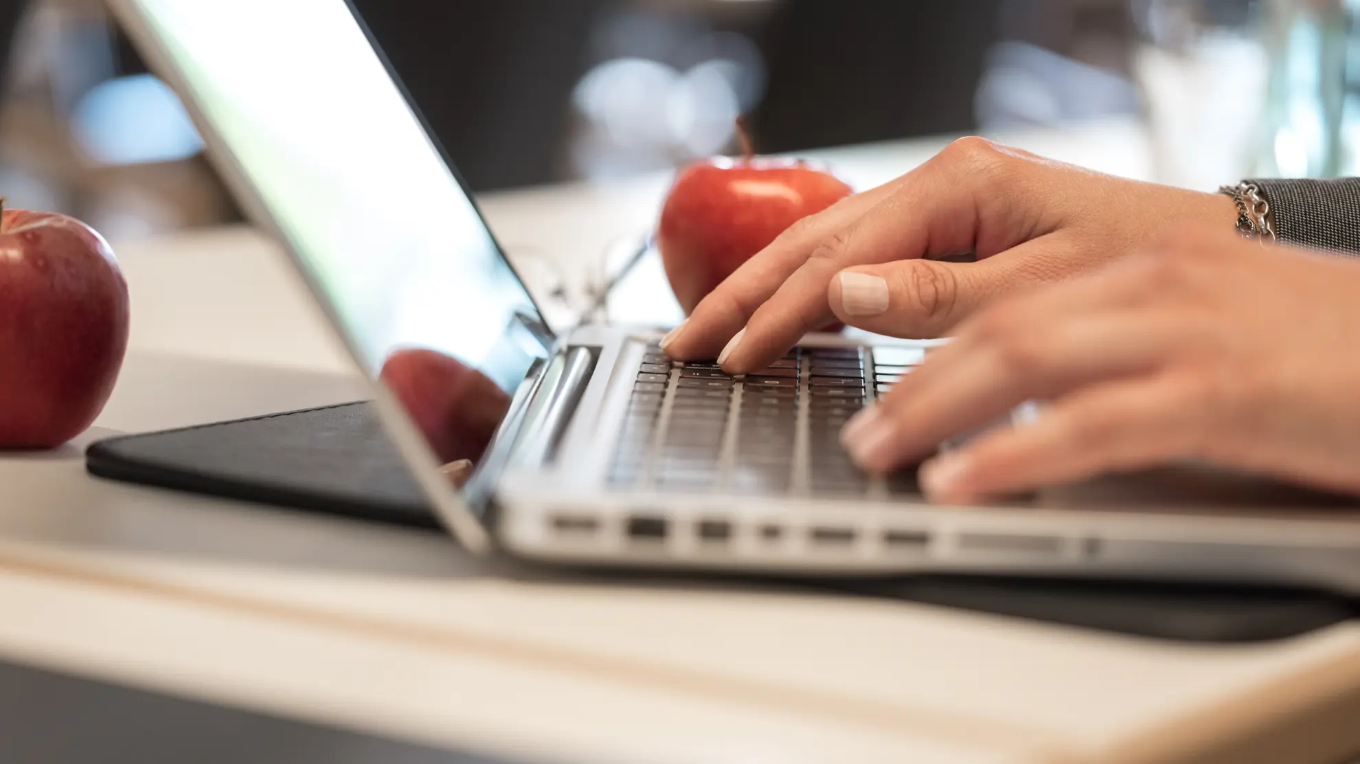 Haende tippen auf Laptop