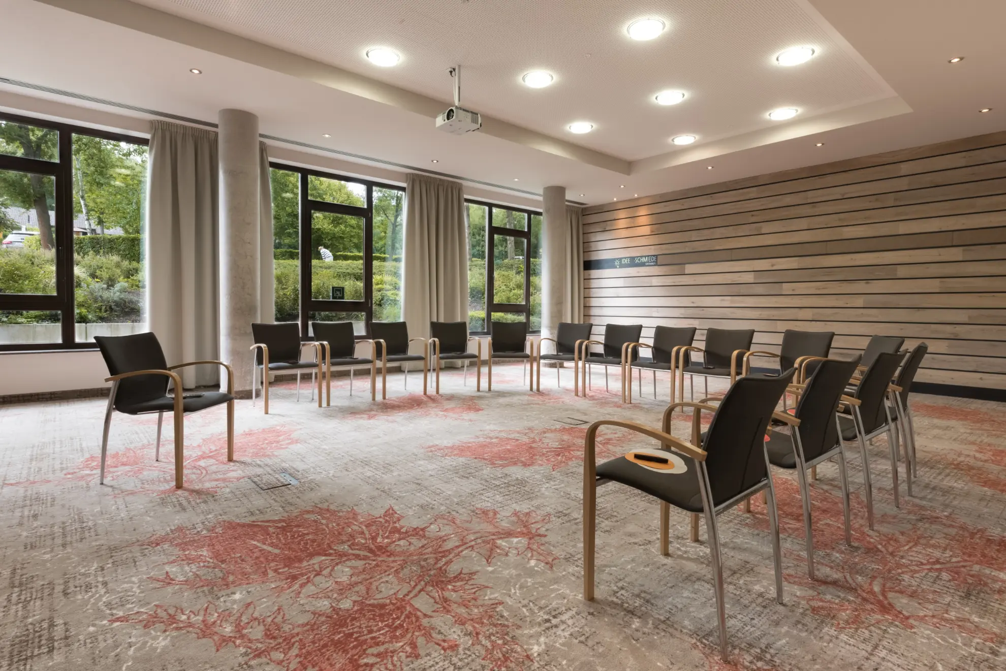 Konferenzraum mit Stuehlen
