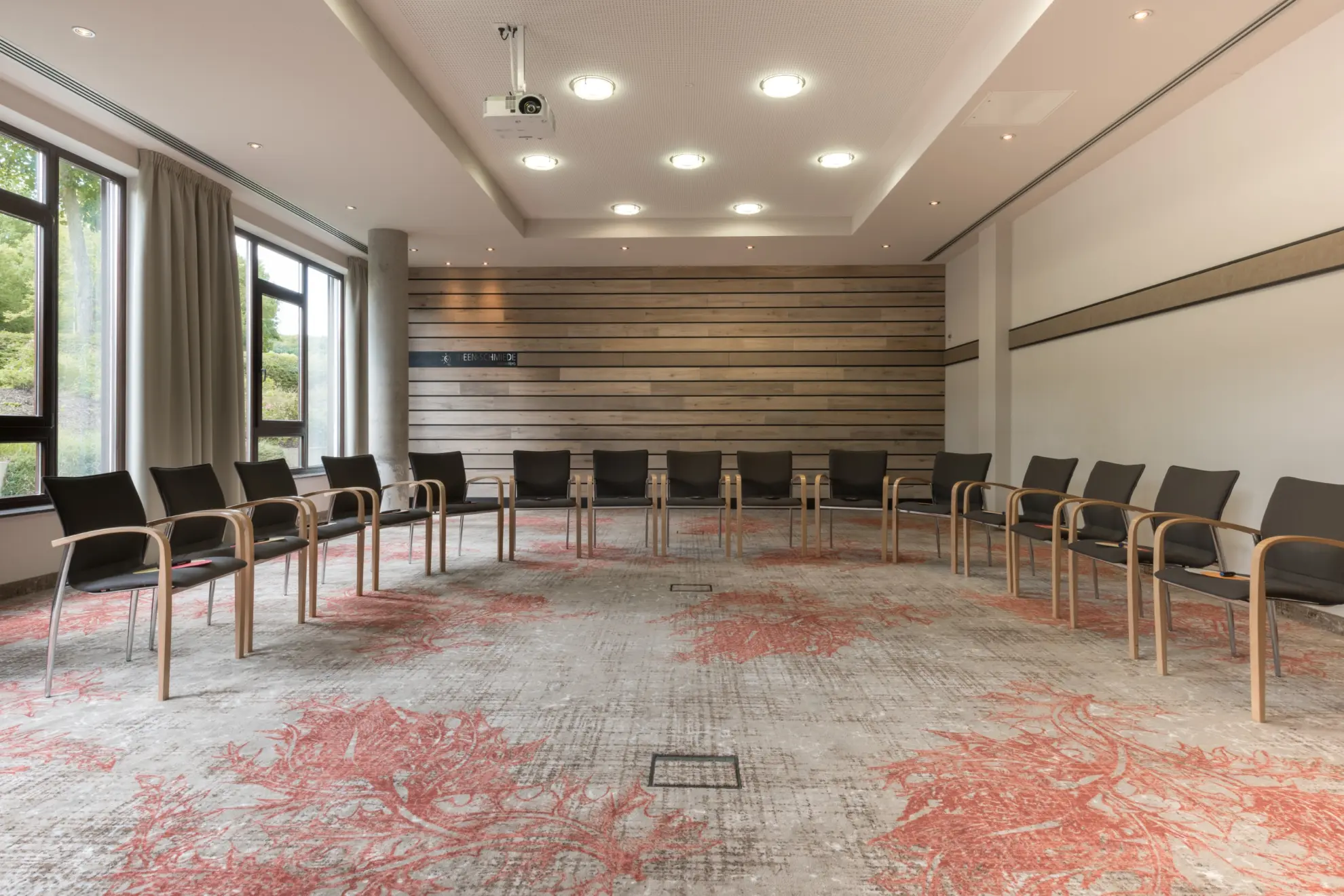 Konferenzraum mit Stuehlen 2