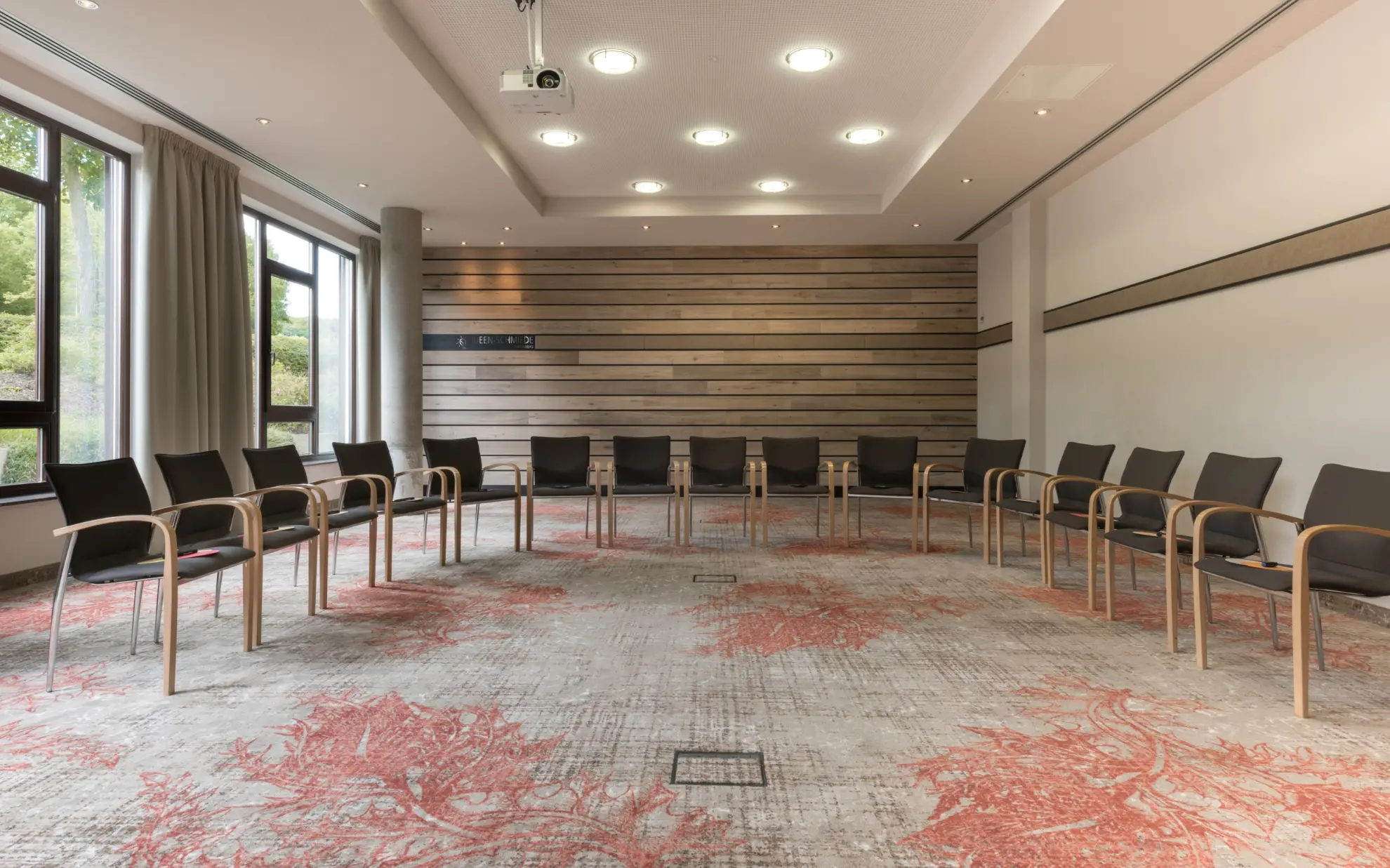 Konferenzraum mit Stuehlen 2