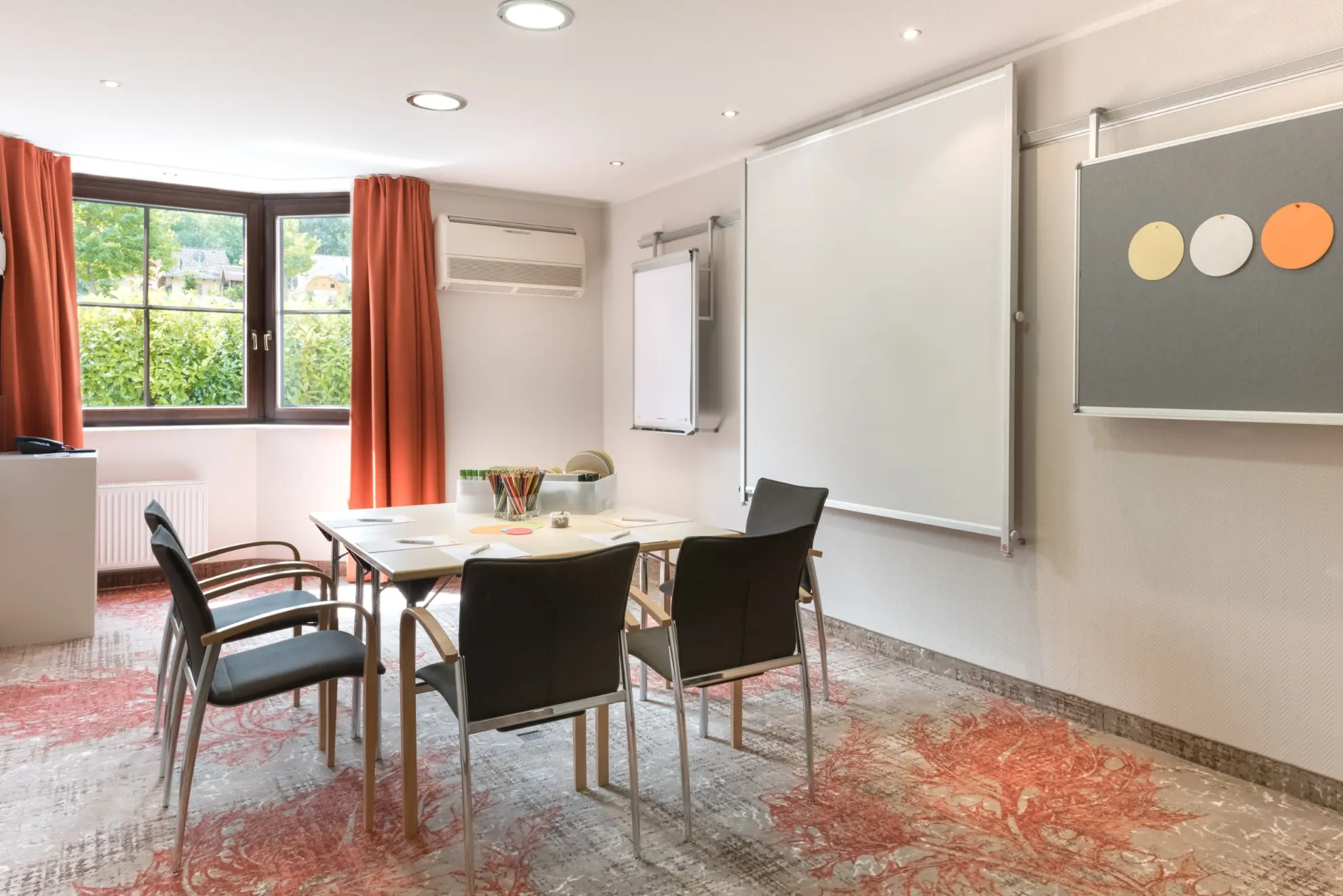 Konferenzraum mit Tisch und Stuehlen